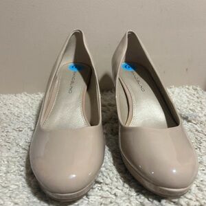 Bandolino Beige Patent Heels